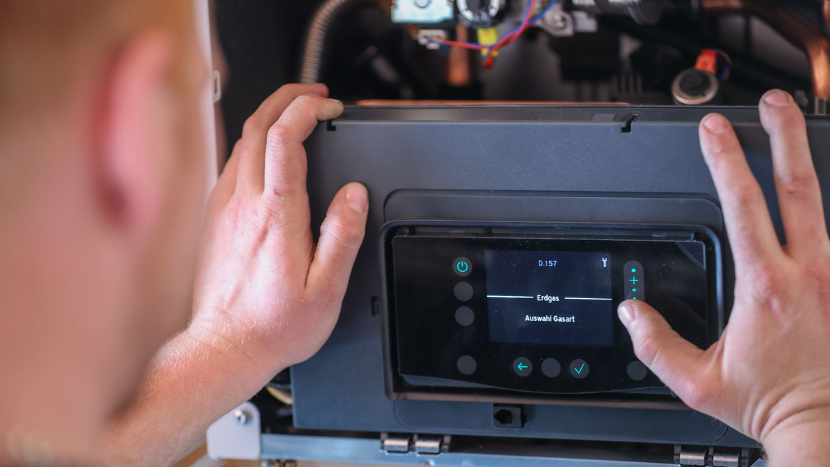 Installation einer modernen Gasbrennwerttherme in einem Einfamilienhaus. - Foto: Jan Woitas/dpa