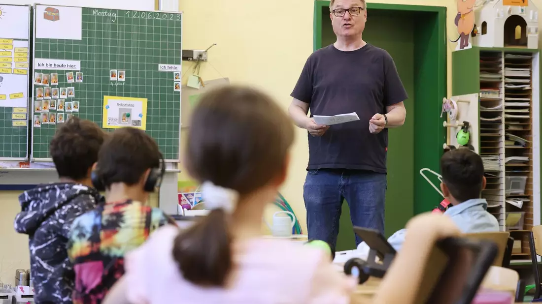 «Ich habe volles Verständnis, wenn Kollegen sagen: Es reicht»: Grundschulleiter Klaus Hagge aus Duisburg. - Bild: David Young/dpa