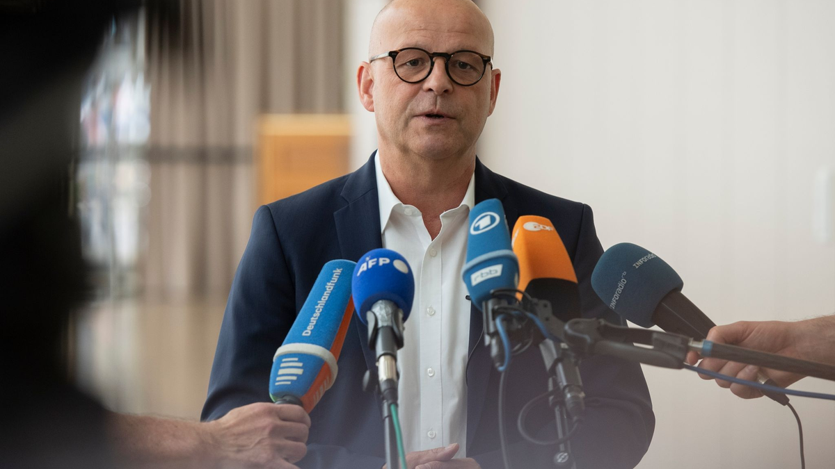 DB-Personalvorstand Martin Seiler erläutert den Stand der Verhandlungen. - Foto: Paul Zinken/dpa