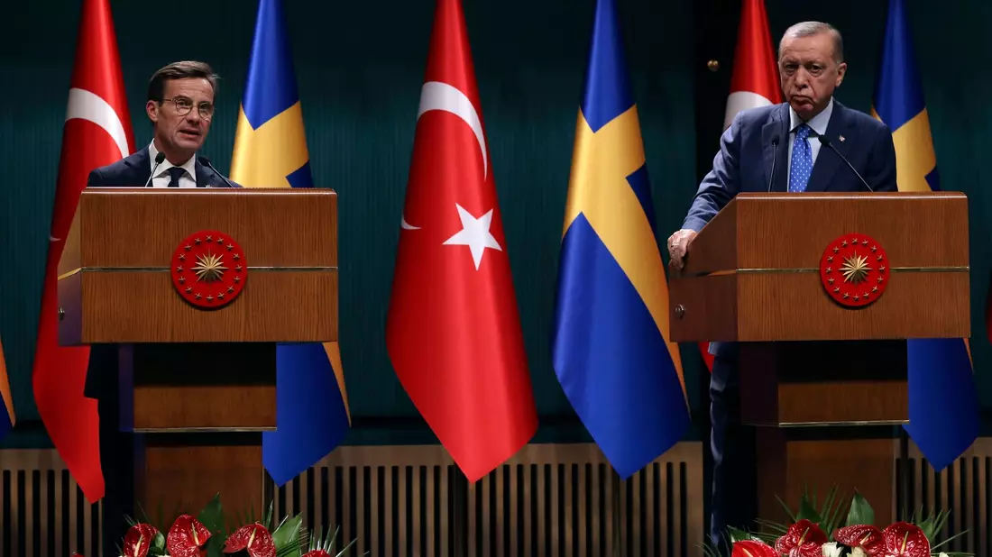 Trotz Bemühungen weiter uneinig in der Frage des Nato-Beitritts Schwedens: der türkische Präsident Recep Tayyip Erdogan (r) und Schwedens Regierungschef Ulf Kristersson (Archivbild). - Bild: Burhan Ozbilici/AP/dpa