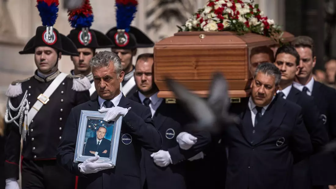 Silvio Berlusconis Sarg wird aus dem Mailänder Dom getragen. - Bild: Oliver Weiken/dpa