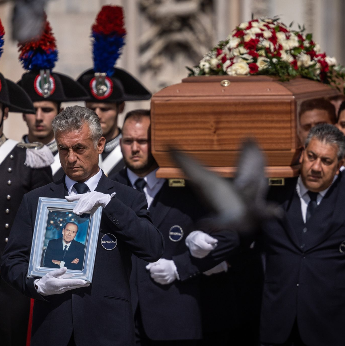 Silvio Berlusconis Sarg wird aus dem Mailänder Dom getragen. - Foto: Oliver Weiken/dpa