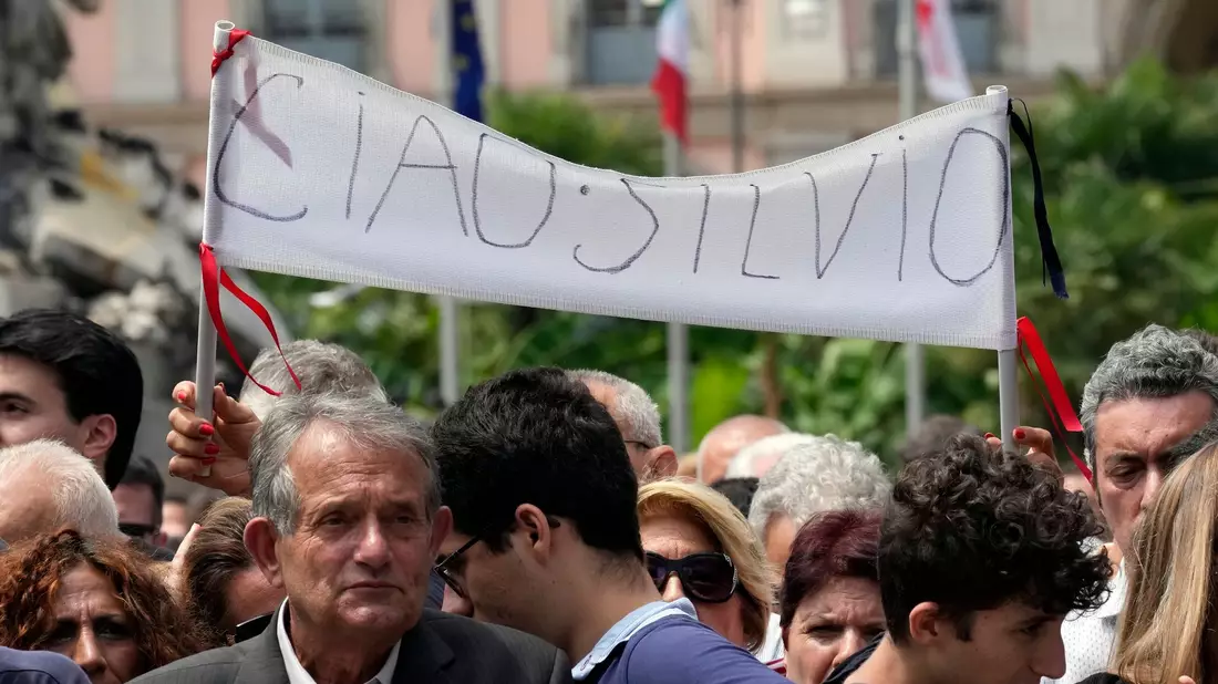 «Ciao Silvio» - Anhänger des früheren Ministerpräsidenten haben sich vor dem Mailänder Dom versammelt. - Bild: Antonio Calanni/AP/dpa