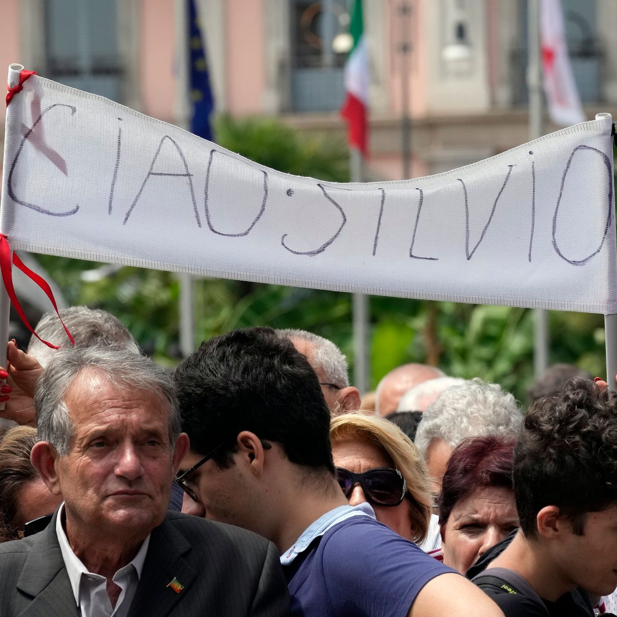 «Ciao Silvio» - Anhänger des früheren Ministerpräsidenten haben sich vor dem Mailänder Dom versammelt. - Foto: Antonio Calanni/AP/dpa