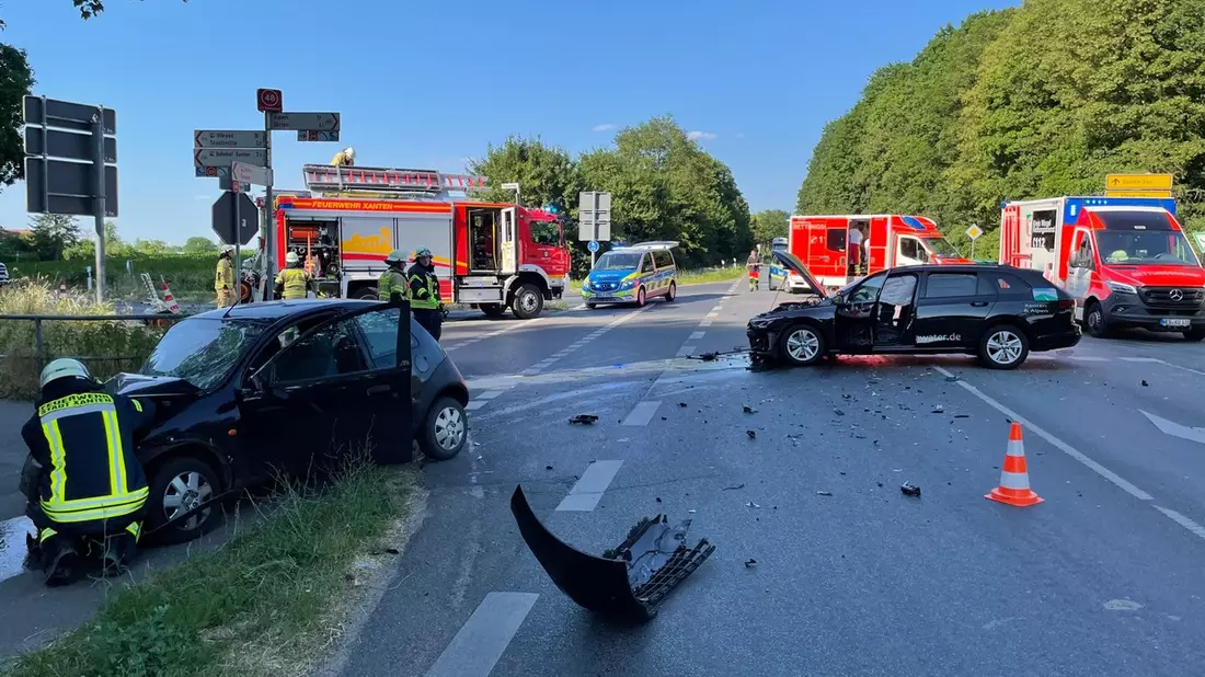 ZOLL-E: Staatsanwaltschaft Aurich und Zollfahndung Essen Gewaltbereite bewaffnete Drogenbande zerschlagen 5 Haftbefehle vollstreckt, Drogen und Waffen sichergestellt - Bild: presseportal.de