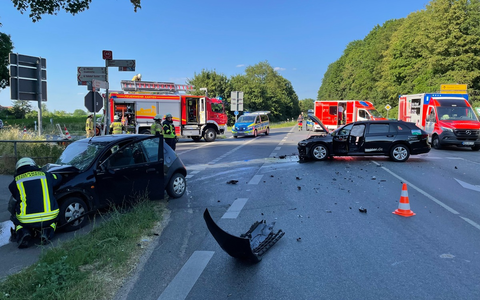 ZOLL-E: Staatsanwaltschaft Aurich und Zollfahndung Essen Gewaltbereite bewaffnete Drogenbande zerschlagen 5 Haftbefehle vollstreckt, Drogen und Waffen sichergestellt - Foto: presseportal.de