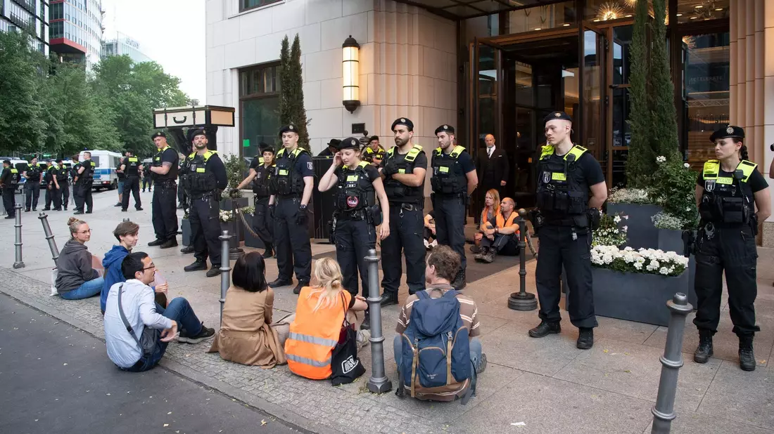 Polizeieinsatz am Haupteingang des Hotels Ritz-Carlton in Berlin, wo eine Protestaktion von Klima-Demonstranten stattfindet. - Bild: Paul Zinken/dpa