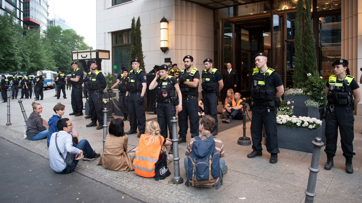Polizeieinsatz am Haupteingang des Hotels Ritz-Carlton in Berlin, wo eine Protestaktion von Klima-Demonstranten stattfindet. - Foto: Paul Zinken/dpa