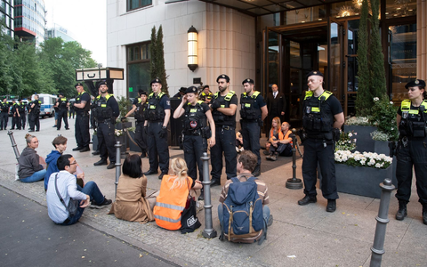 Polizeieinsatz am Haupteingang des Hotels Ritz-Carlton in Berlin, wo eine Protestaktion von Klima-Demonstranten stattfindet. - Foto: Paul Zinken/dpa