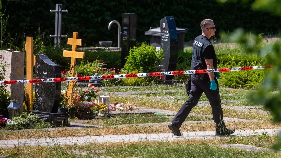 Die Polizei am Tatort auf einem Friedhof in Altbach. - Bild: Christoph Schmidt/dpa