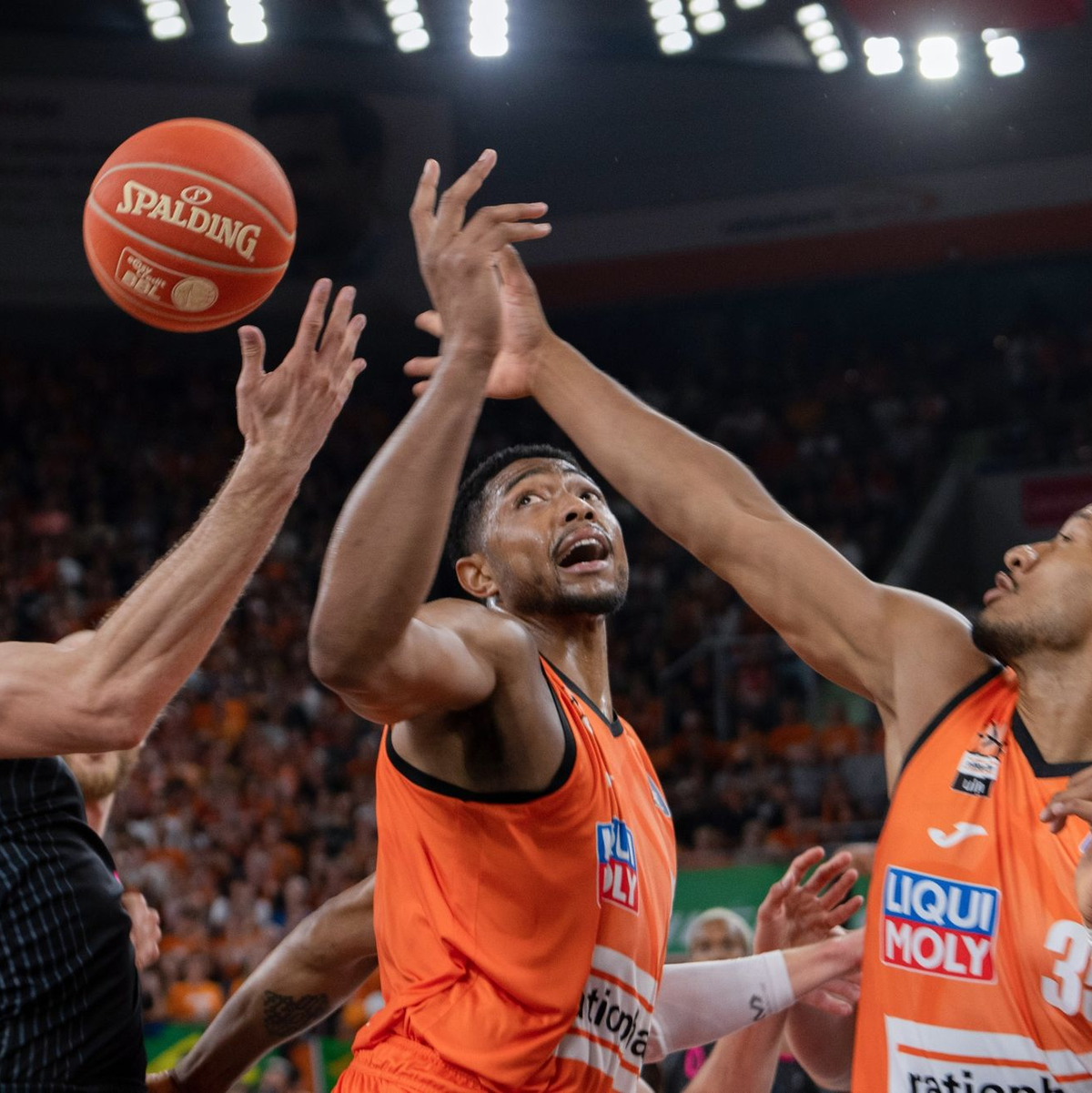 Ulms Bruno Cabolco (M) und Karim Jallow (r) kämpften um jeden Ball. - Foto: Stefan Puchner/dpa