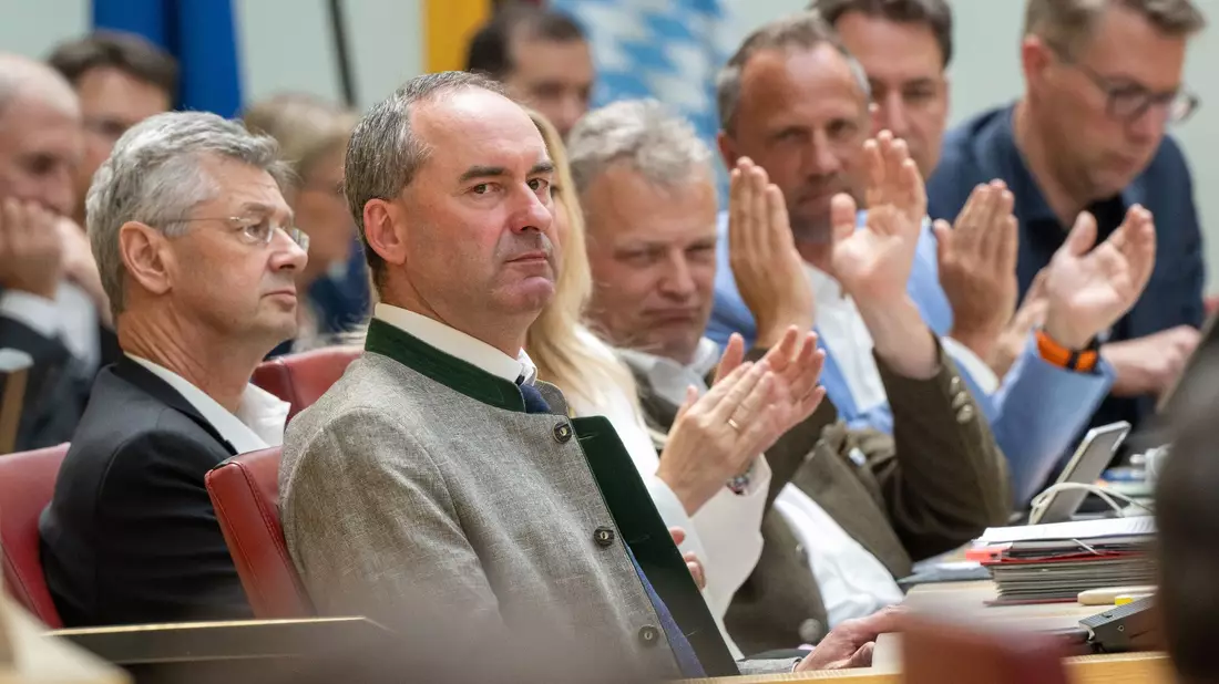 Bayerns Wirtschaftsminister Hubert Aiwanger (Freie Wähler) will mehr Tempo bei Infrastrukturmaßnahmen und fordert dafür auch Rückschritte bei Klagemöglichkeiten. (Archivbild) - Bild: Peter Kneffel/dpa