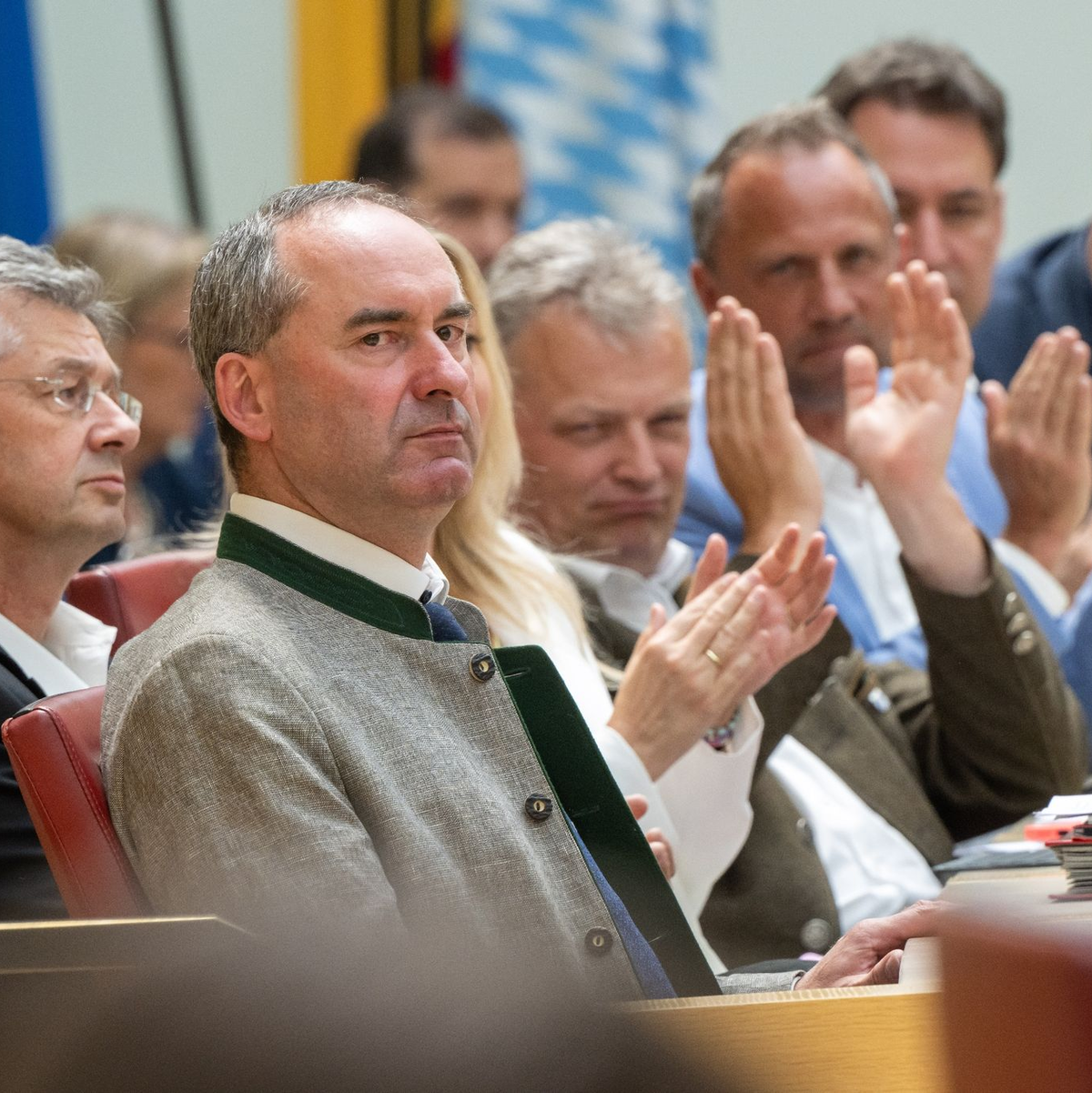 Bayerns Wirtschaftsminister Hubert Aiwanger (Freie Wähler) will mehr Tempo bei Infrastrukturmaßnahmen und fordert dafür auch Rückschritte bei Klagemöglichkeiten. (Archivbild) - Foto: Peter Kneffel/dpa
