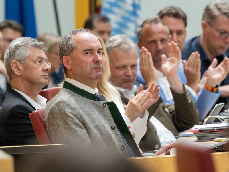 Bayerns Vize-Regierungschef Hubert Aiwanger hat sich in der Affäre um ein antisemitisches Flugblatt aus Schulzeiten entschuldigt. - Foto: Peter Kneffel/dpa