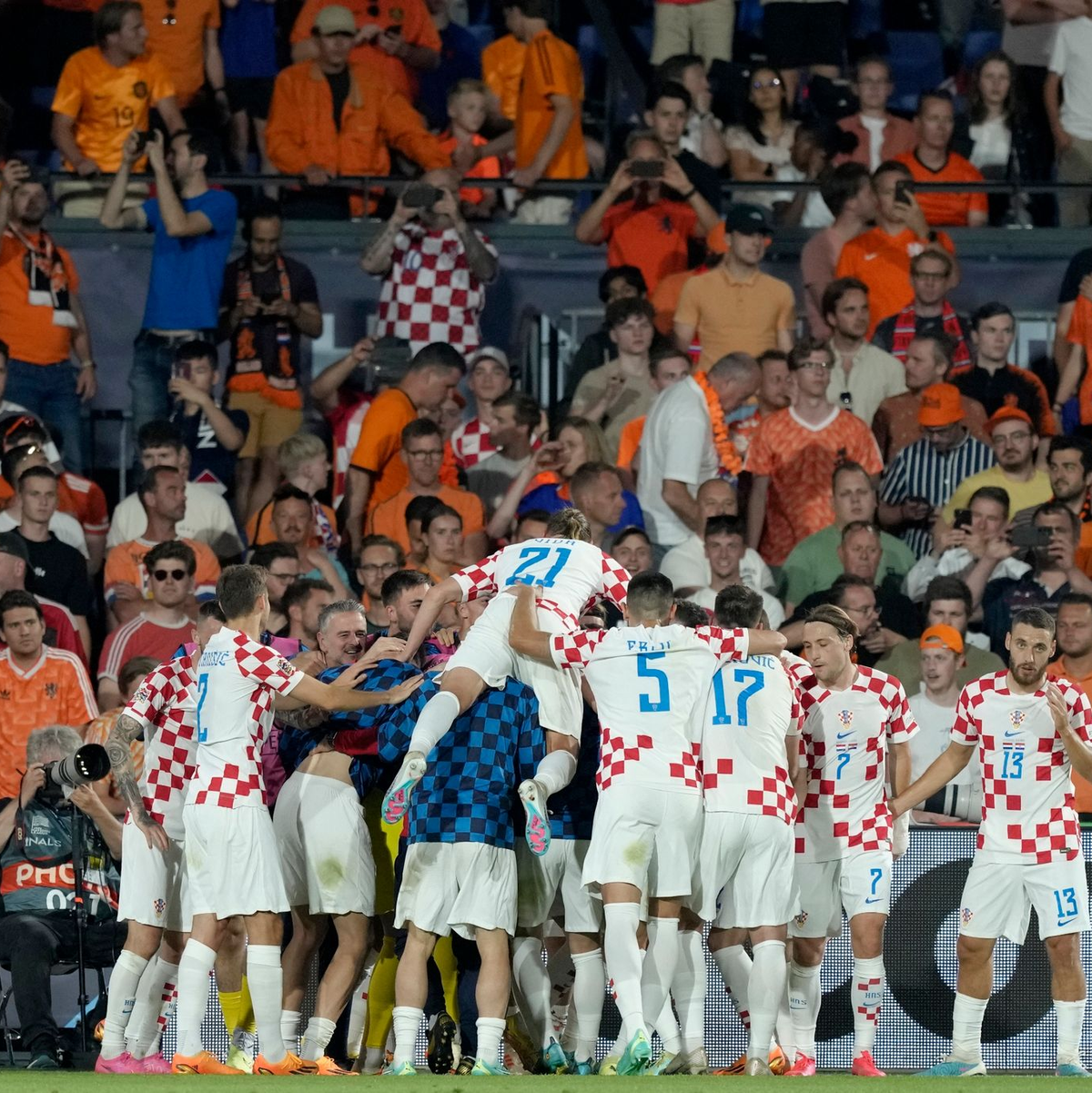 Kroatiens Nationalmannschaft um Star Luka Modric darf auf ihren ersten großen Titel hoffen. - Foto: Peter Dejong/AP
