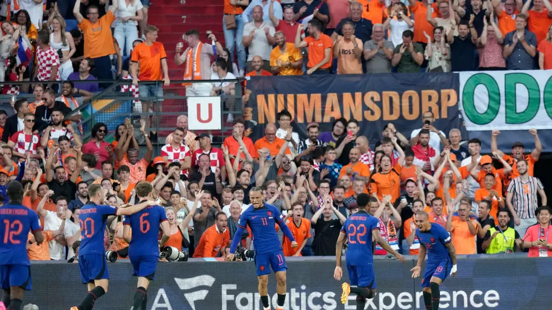 Dortmunds Donyell Malen (r) erzielte das 1:0 für die Niederlande. - Bild: Peter Dejong/AP/dpa