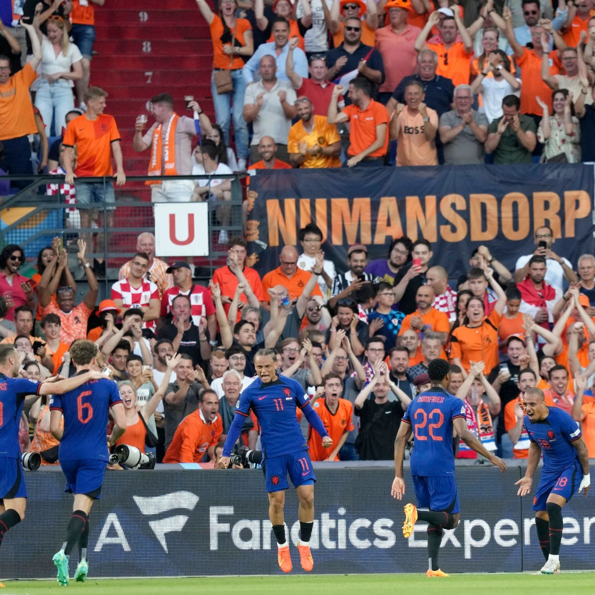 Dortmunds Donyell Malen (r) erzielte das 1:0 für die Niederlande. - Foto: Peter Dejong/AP/dpa