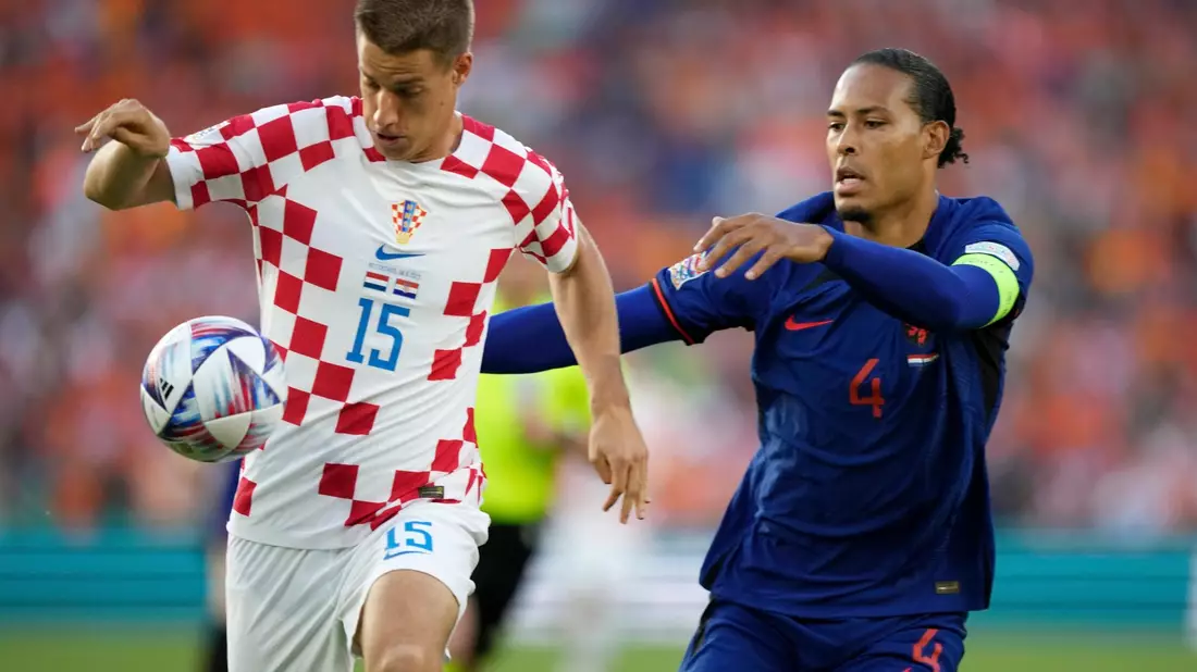 Virgil van Dijk (r) und die Niederlande lieferten sich eine intensive Partie mit Kroatien. - Bild: Peter Dejong/AP/dpa