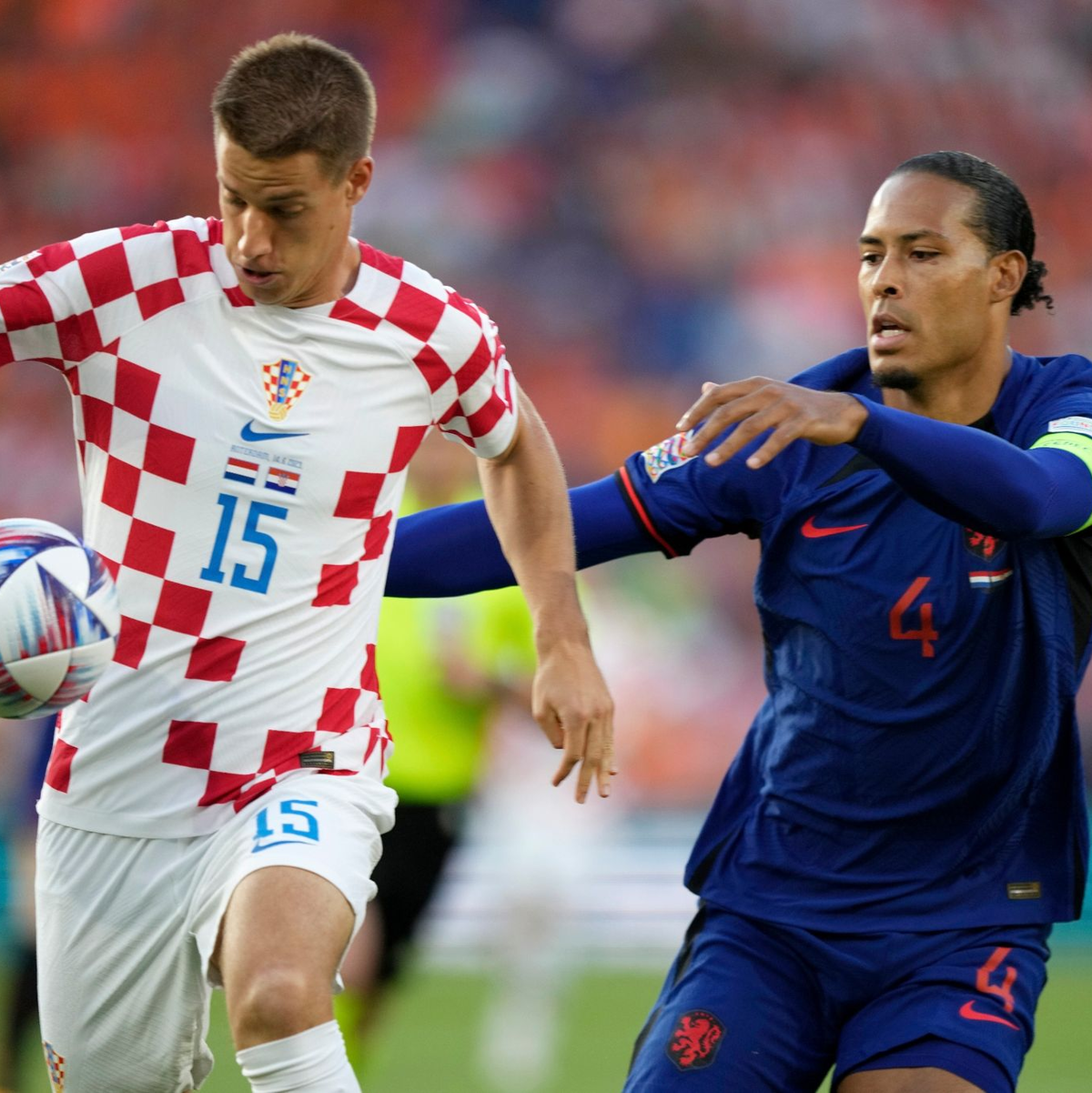 Virgil van Dijk (r) und die Niederlande lieferten sich eine intensive Partie mit Kroatien. - Foto: Peter Dejong/AP/dpa
