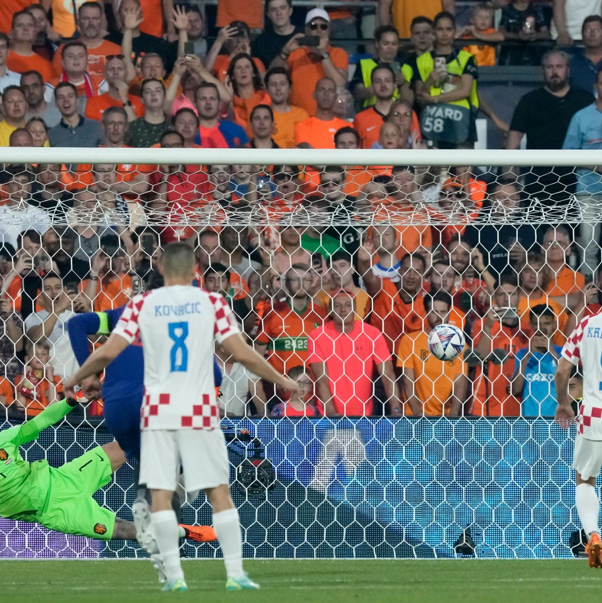 Noch ein Bundesliga-Spieler: Hoffenheims Kramaric erzielte per Elfmeter den Ausgleich zum 1:1. - Foto: Peter Dejong/AP/dpa