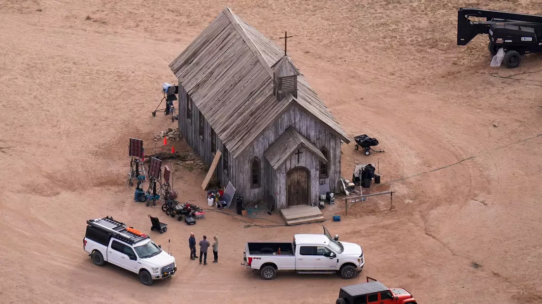 Luftaufnahme der Bonanza Creek Ranch mit dem Set des Films Rust. - Bild: Jae C. Hong/AP