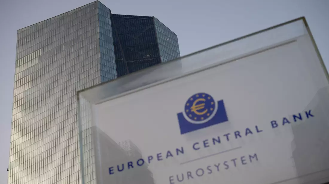 Das Gebäude der Europäischen Zentralbank (EZB) in Frankfurt/Main. - Bild: Sebastian Christoph Gollnow/dpa
