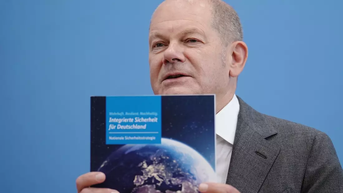 Bundeskanzler Olaf Scholz präsentiert die Nationale Sicherheitsstrategie der Bundesregierung. - Bild: Kay Nietfeld/dpa