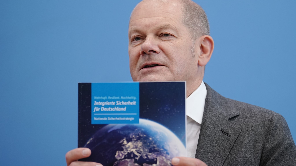 Bundeskanzler Olaf Scholz präsentiert die Nationale Sicherheitsstrategie der Bundesregierung. - Foto: Kay Nietfeld/dpa