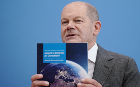 Bundeskanzler Olaf Scholz präsentiert die Nationale Sicherheitsstrategie der Bundesregierung. - Foto: Kay Nietfeld/dpa