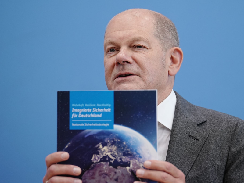 Bundeskanzler Olaf Scholz präsentiert die Nationale Sicherheitsstrategie der Bundesregierung. - Foto: Kay Nietfeld/dpa