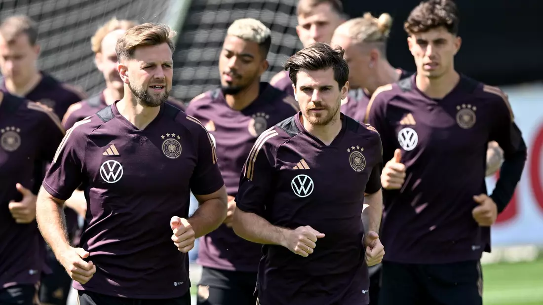 Mit Stiller, Goretzka, Kimmich sprach Nagelsmann vor dem Training am Dienstag.  - Bild: Federico Gambarini/dpa