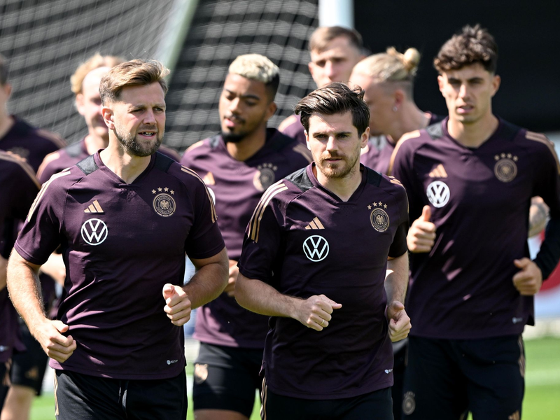 Collins und Woltemade trainieren jetzt bei der A-Auswahl zusammen.  - Foto: Federico Gambarini/dpa