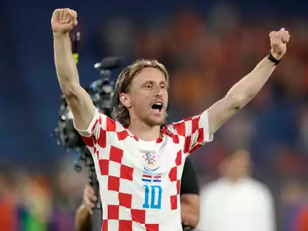Kroatiens Luka Modric jubelt nach dem Sieg gegen die Niederlande. - Foto: Peter Dejong/AP