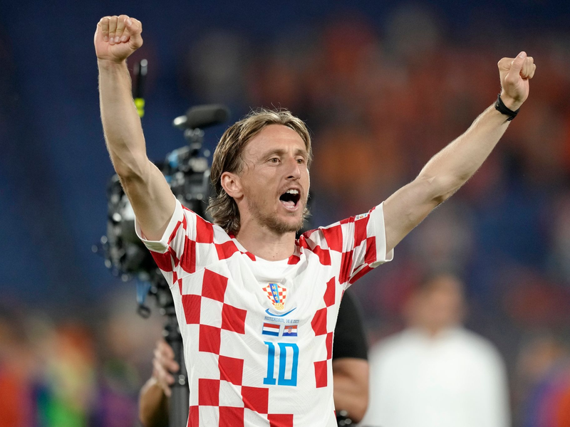 Kroatiens Luka Modric jubelt nach dem Sieg gegen die Niederlande. - Foto: Peter Dejong/AP