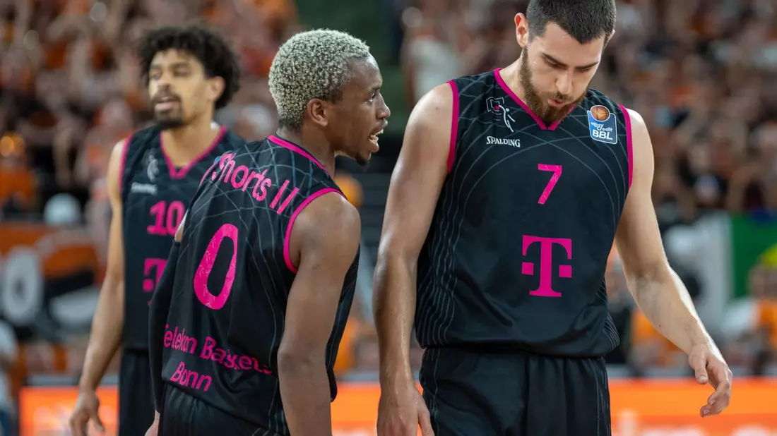 Bonns Collin Malcolm (l-r), TJ Shorts und Sebastian Herrera nach der Pleite in Ulm. - Bild: Stefan Puchner/dpa