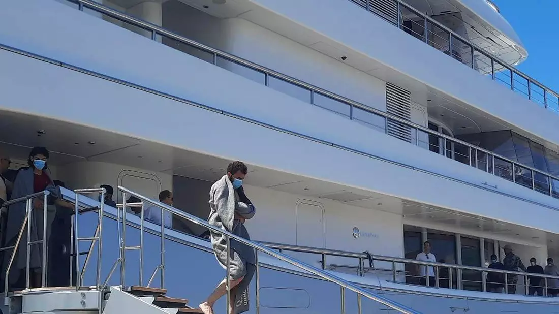 Überlebende des Bootsunglücks erreichen nach der Rettungsaktion das griechische Festland. - Bild: Uncredited/www.argolikeseidhseis.gr/AP