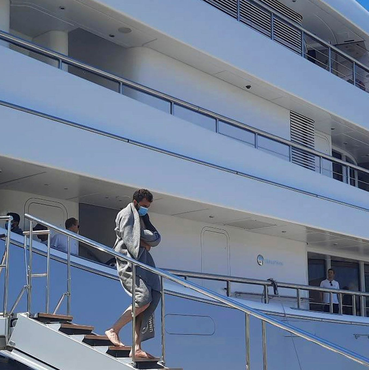 Überlebende des Bootsunglücks erreichen nach der Rettungsaktion das griechische Festland. - Foto: Uncredited/www.argolikeseidhseis.gr/AP