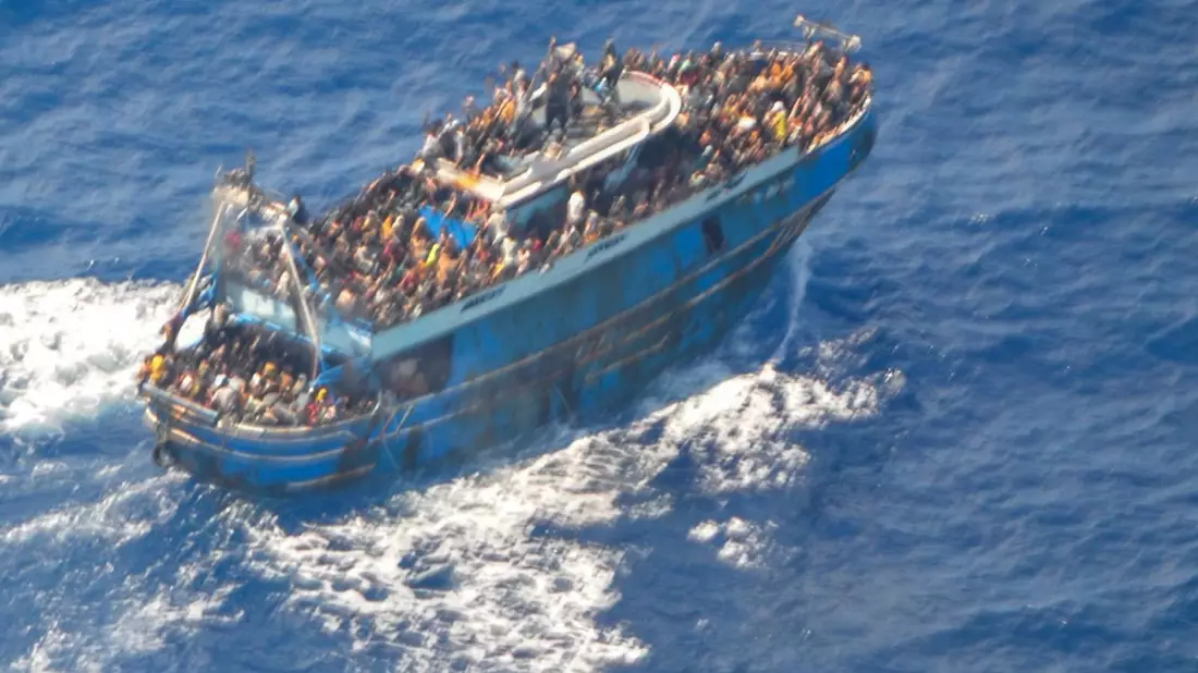 Zahlreiche Menschen auf dem Deck des Fischerboots, das später kenterte und sank. - Bild: Hellenic Coast Guard/AP/dpa