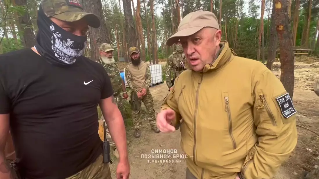 Jewgeni Prigoschin (r.) im an einem ungenannten Ort im Gespräch mit einem seiner Soldaten. - Bild: PRIGOZHIN PRESS SERVICE/AP/dpa