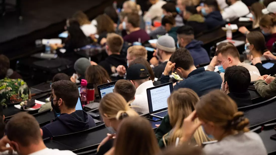 Studenten im Erstsemester in Hannover: Viele junge Leute sehen nicht unbeschwert in die Zukunft. - Bild: Julian Stratenschulte/dpa