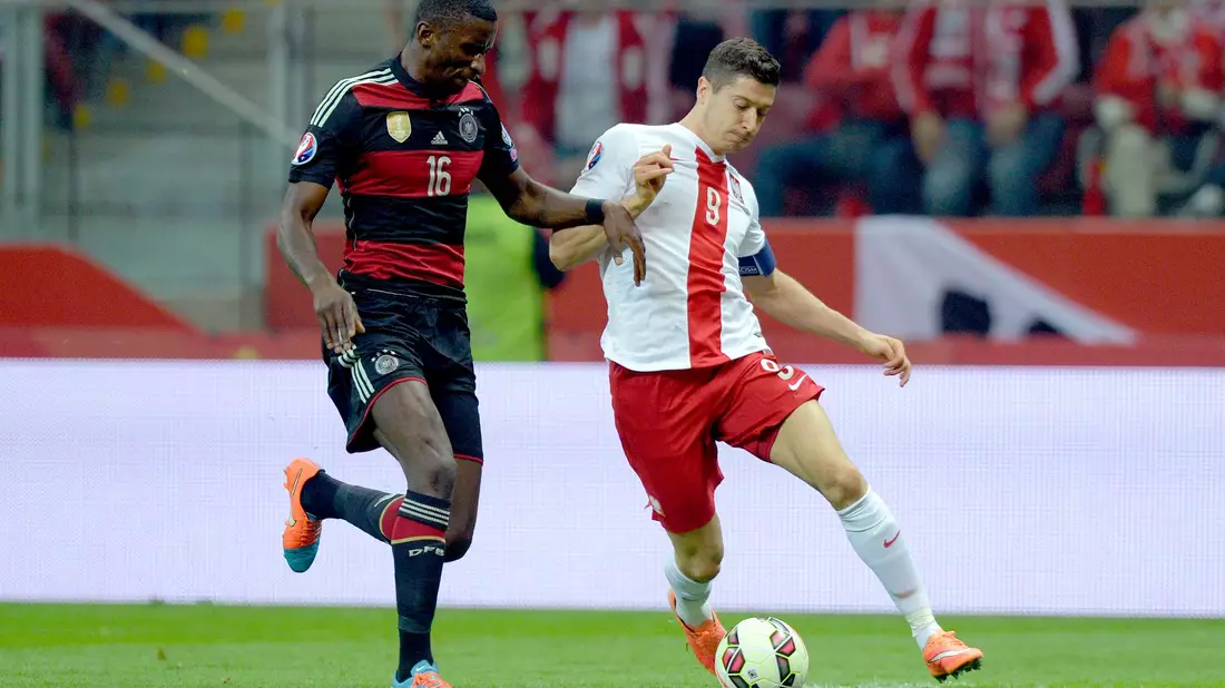 Treffen in Warschau aufeinander:  Robert Lewandowski (r) und Antonio Rüdiger. - Bild: Thomas Eisenhuth/dpa