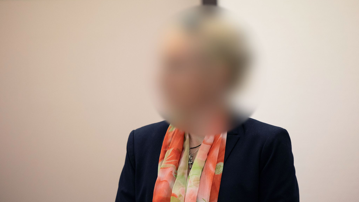 Die angeklagte Apothekerin zu Prozessbeginn im Kölner Landgericht. - Foto: Thomas Banneyer/dpa