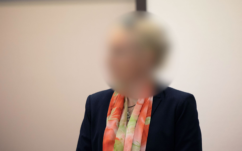 Die angeklagte Apothekerin zu Prozessbeginn im Kölner Landgericht. - Foto: Thomas Banneyer/dpa