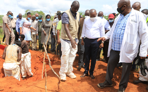 Kithure Kindiki (M), Innenminister von Kenia, inspiziert Gräber in einem Waldgebiet im Süden des Landes, in denen Opfer der «Hungersekte» begraben sind (April 2023). - Foto: AP/dpa