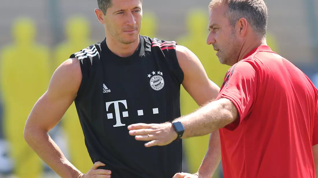 Alte Bekannte: Robert Lewandowski (l) blüht unter Flick in Barcelona wieder auf. - Bild: M. Donato/FC Bayern/dpa