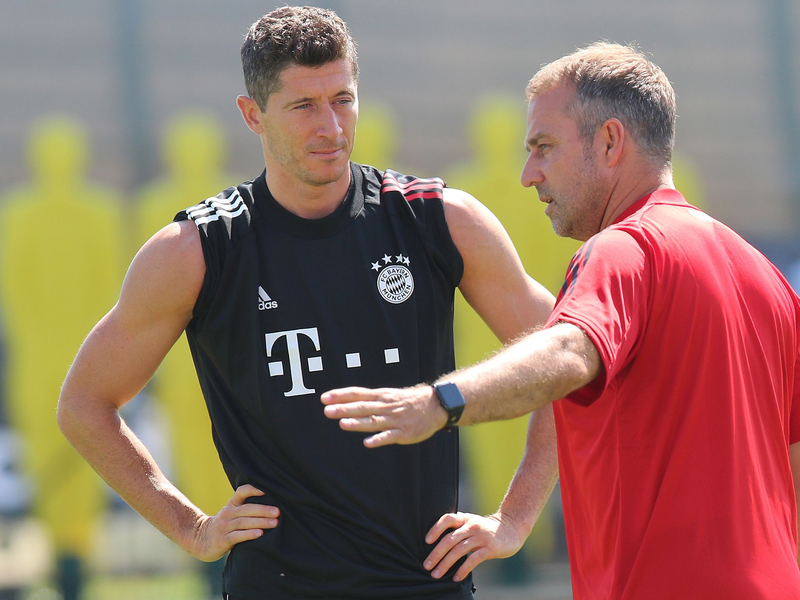 Alte Bekannte: Robert Lewandowski (l) blüht unter Flick in Barcelona wieder auf. - Foto: M. Donato/FC Bayern/dpa