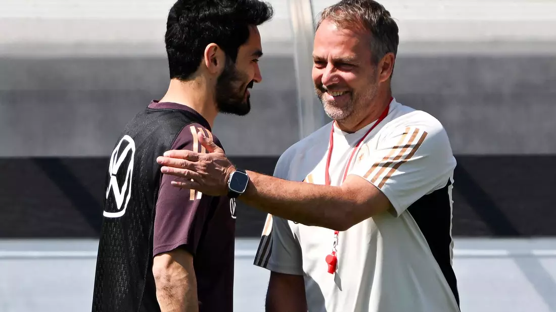 Deutschlands Ilkay Gündogan im Zweikampf mit zwei Niederländern. - Bild: Federico Gambarini/dpa