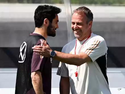 Ilkay Gündogan (l) soll DFB-Kapitän bleiben. - Foto: Federico Gambarini/dpa