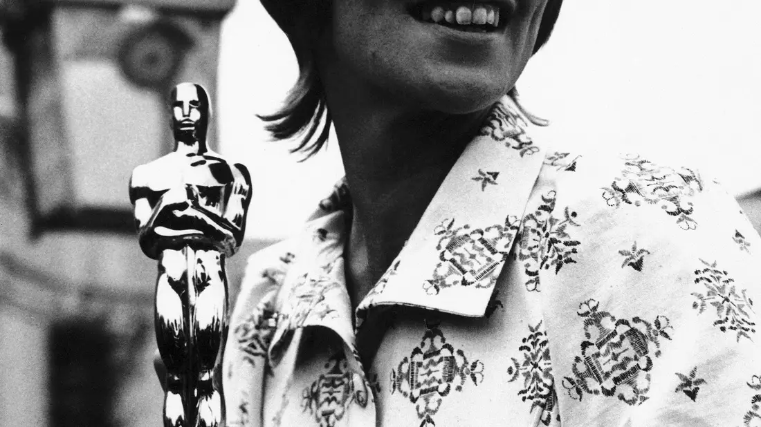 Die britische Schauspielerin Glenda Jackson hält ihren Oscar in der Hand (1971). - Bild: Robert Dear/AP