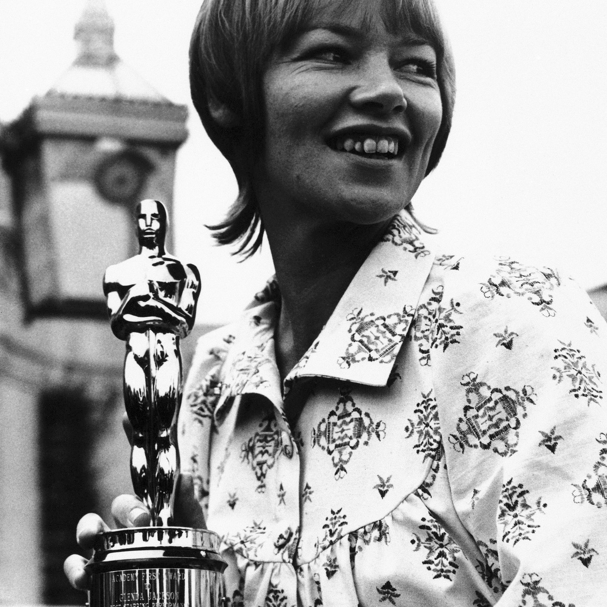 Die britische Schauspielerin Glenda Jackson hält ihren Oscar in der Hand (1971). - Foto: Robert Dear/AP